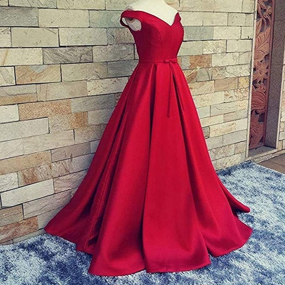 Red Gown 🍀 - Picture 5 of 6